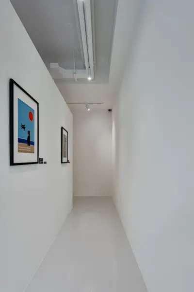 순백의 복도가 이끄는 미니멀 NFT 갤러리